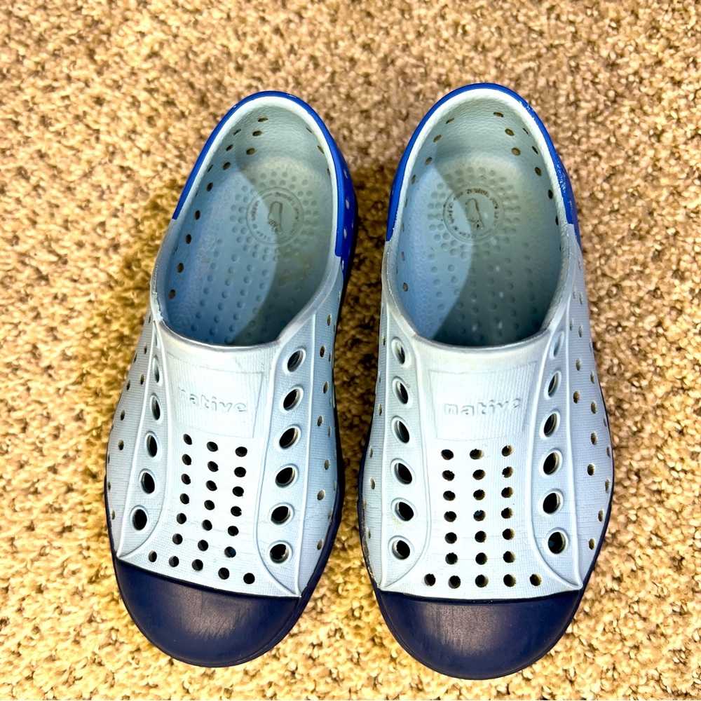 Native size 7 blue color block shoes